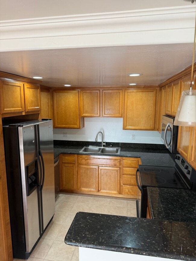 Building Photo - Beautiful 1BD w/ Reserved Parking and Laundry On-Site in Pacific Beach!