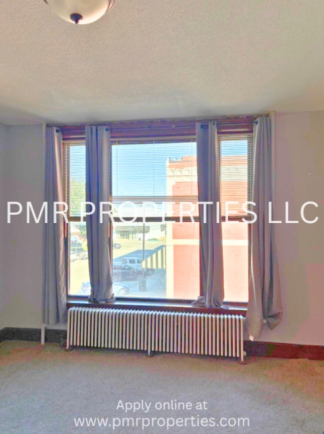 Building Photo - Red Oak Apartments