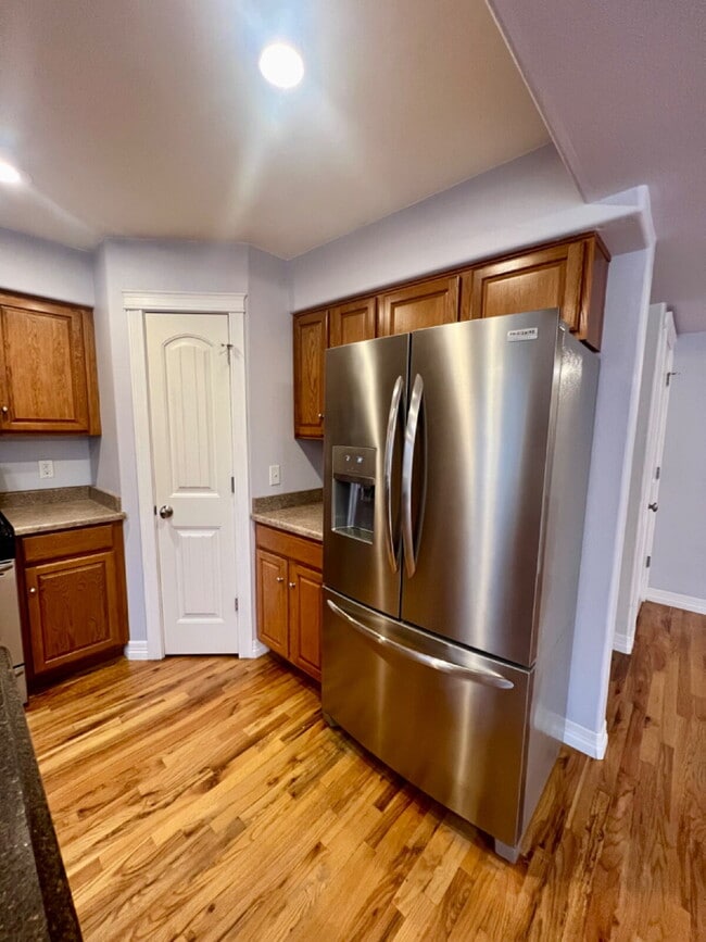 Building Photo - 3 Bedroom Townhome