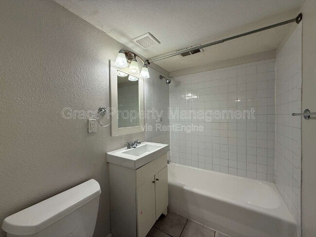 Building Photo - 1582 Taft St