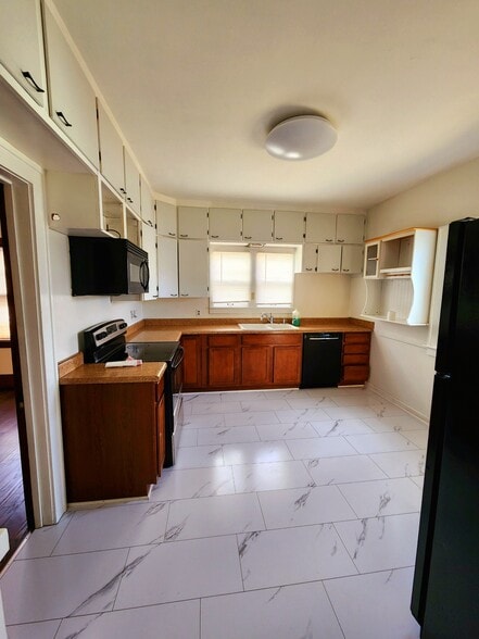 Kitchen - 1638 Alpine Ave NW