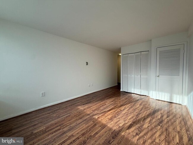 Building Photo - 5565 Columbia Pike