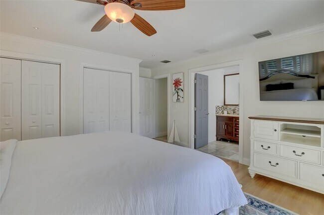 Building Photo - 2600 N Riverside Dr