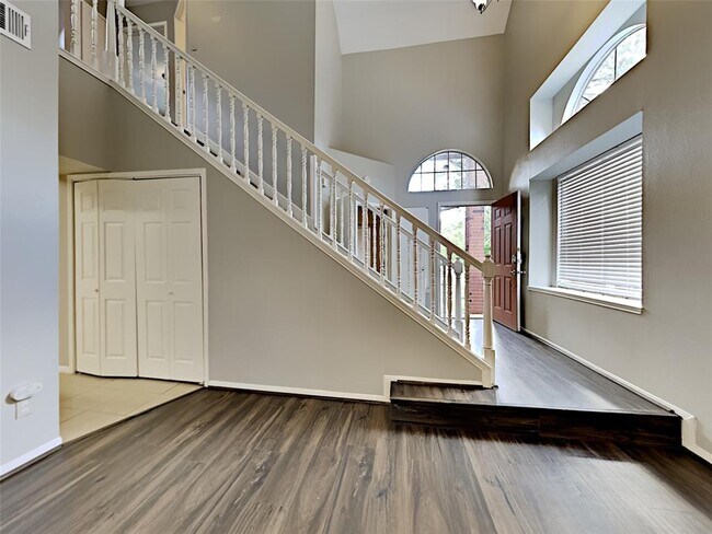 Building Photo - 6629 Queensclub Dr