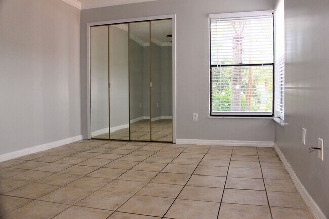 Building Photo - Lovely Condo for rent
