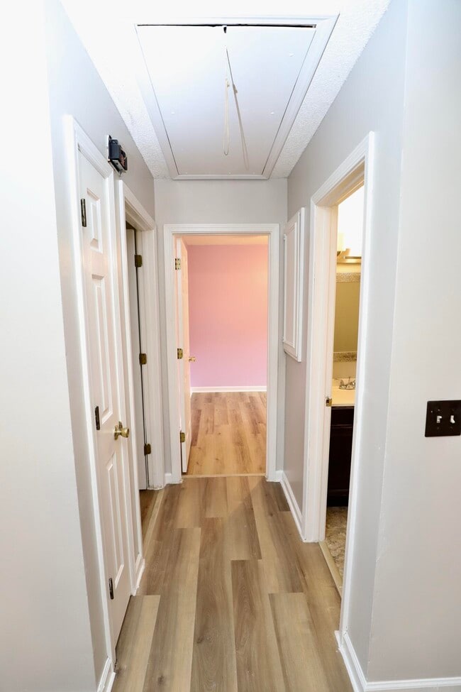 Building Photo - 806 Club Ln