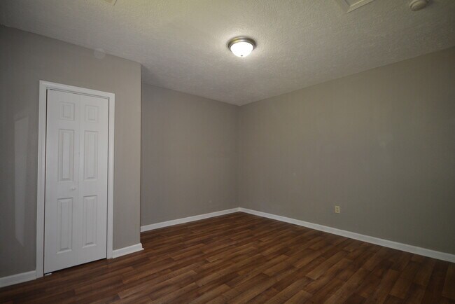 Building Photo - 2 Bedroom 1 Bath Home with a Carport