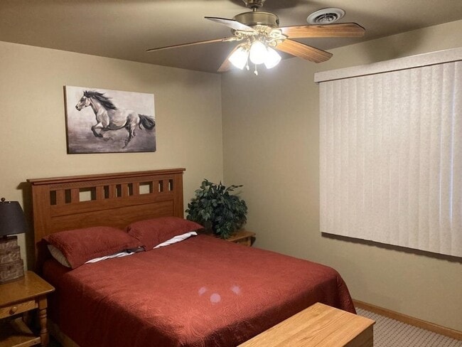 Building Photo - 325 S Clark St