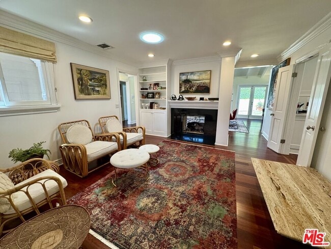 Building Photo - 1006 Las Pulgas Rd