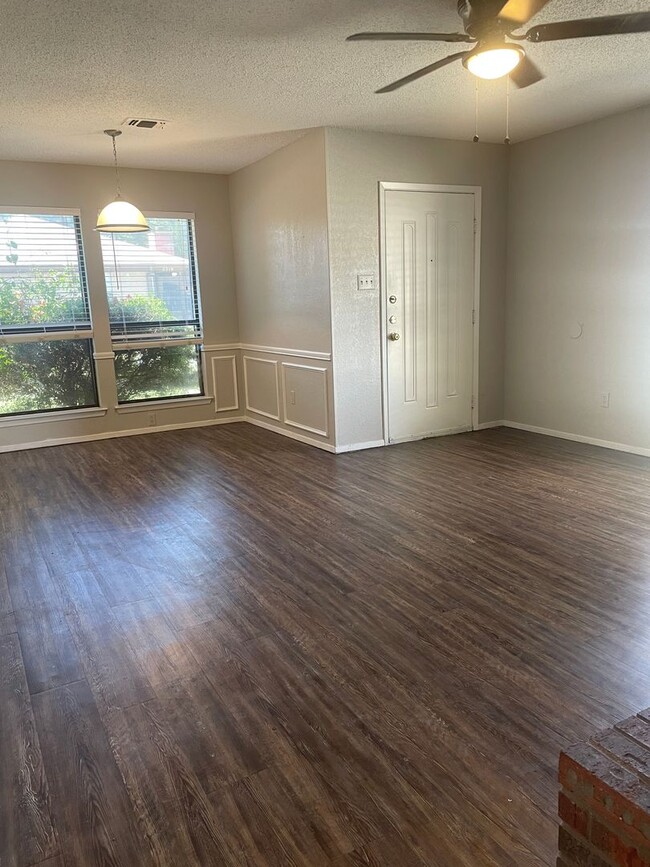 Building Photo - Walking Distance to Lake Arlington 2/2