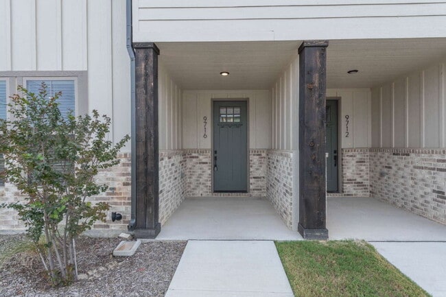 Building Photo - Fenced yard and two car garage!