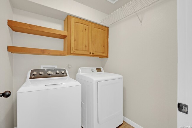 Building Photo - 226 Goldenrod Dr