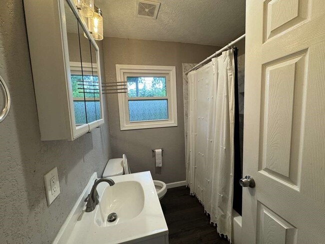 Building Photo - 1910 Little St