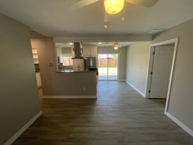 Building Photo - Fully Remodeled Tempe