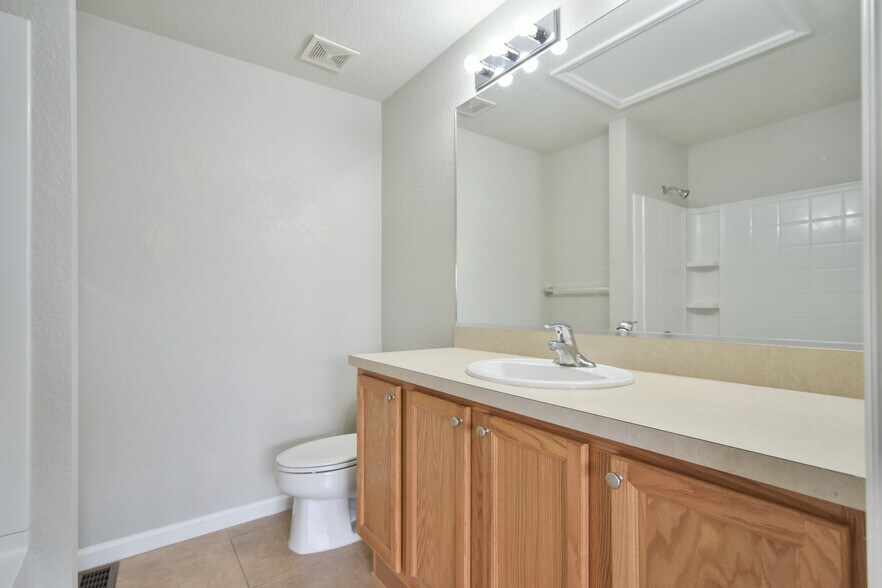 Building Photo - 4490 SW 49th Ave