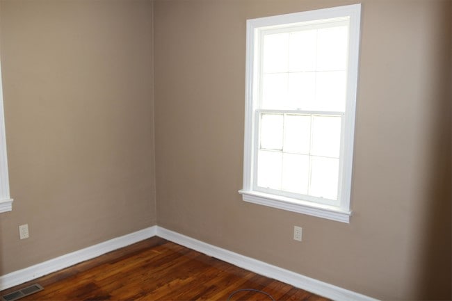 Building Photo - 905 W Whitney Ave