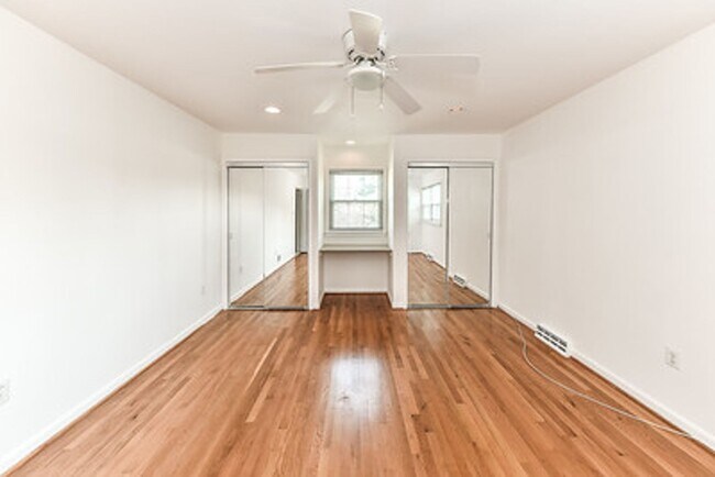 Building Photo - Spacious 4 Bed 2/2 Bath Home with Park-Lik...