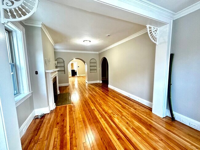 Building Photo - 577 Pleasant St