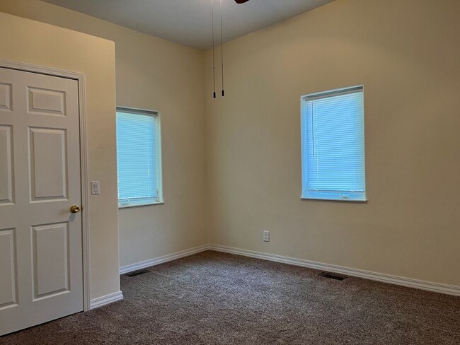 Building Photo - Cozy two bedroom ready now!