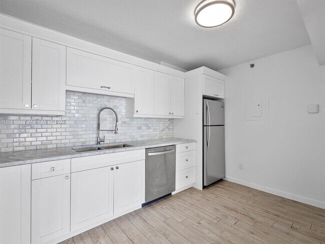 Building Photo - 9341 Collins Ave