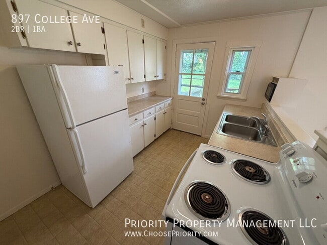 Building Photo - 897 College Ave