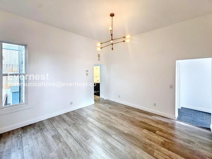 Building Photo - 905 Pine St