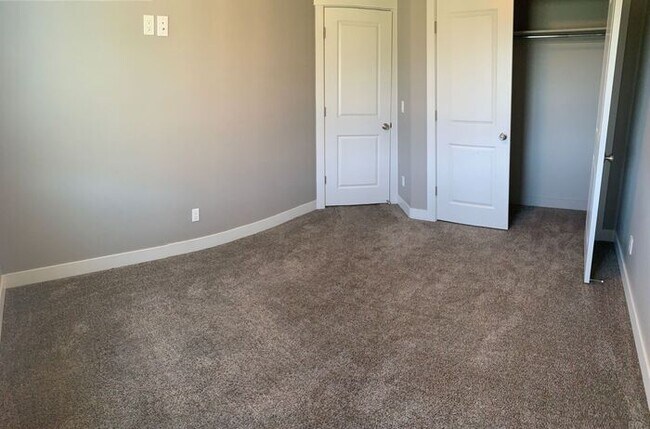 Building Photo - Spacious Townhome with 1 car garage w/ Mountain Views