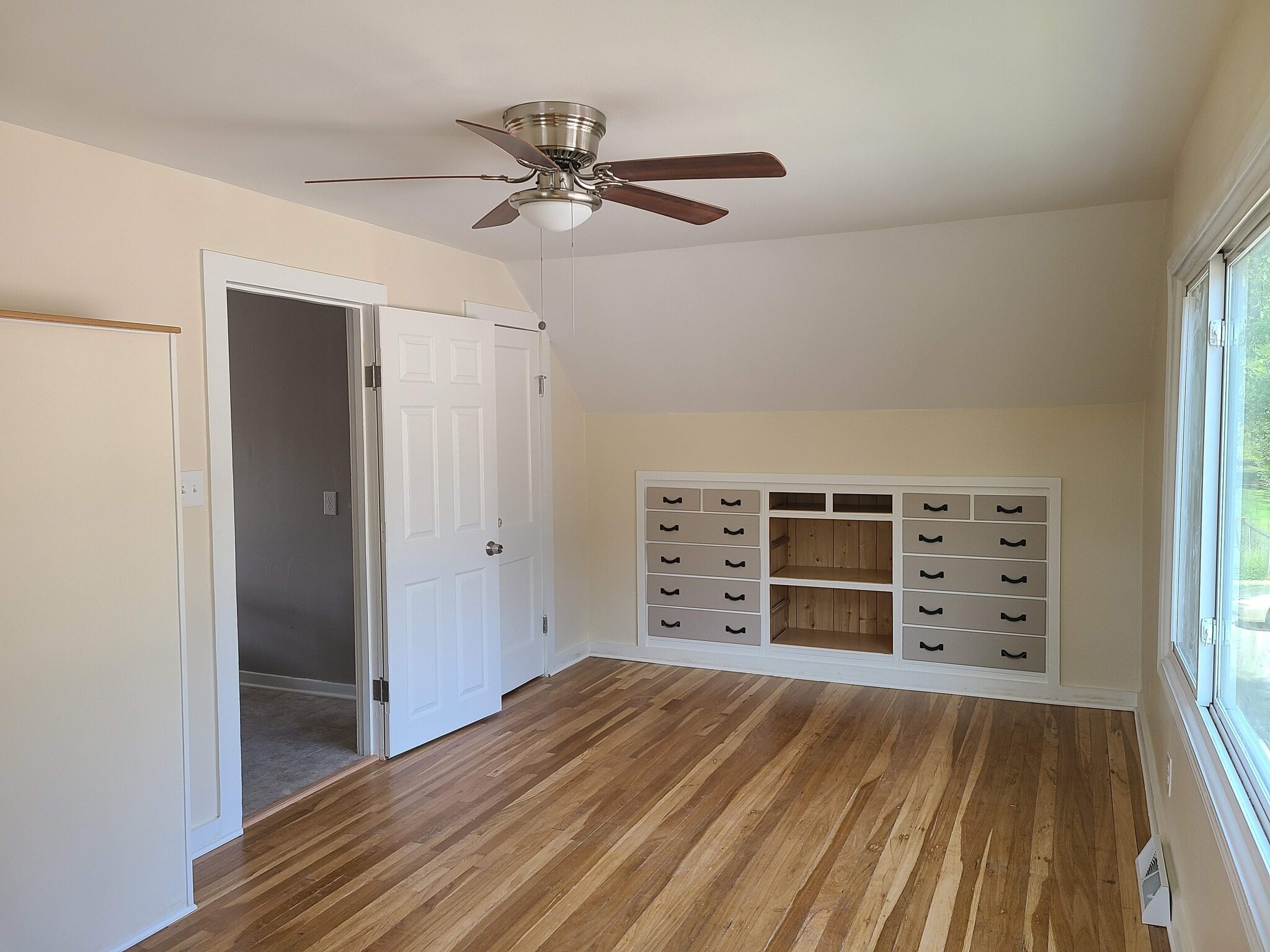 Master bedroom - 707 E Wood St