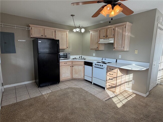 Building Photo - 800 W Tahlequah St