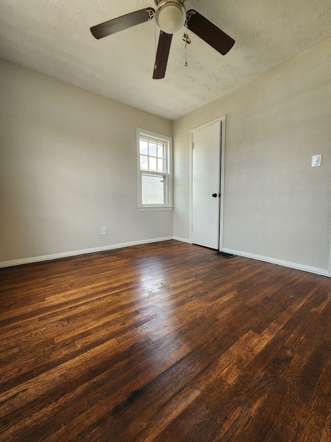 Building Photo - Beautifully Updated 2BR Home w/ Modern Finishes & Basement – South Linden