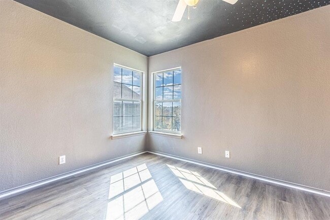 Building Photo - 1422 Meadow Pkwy