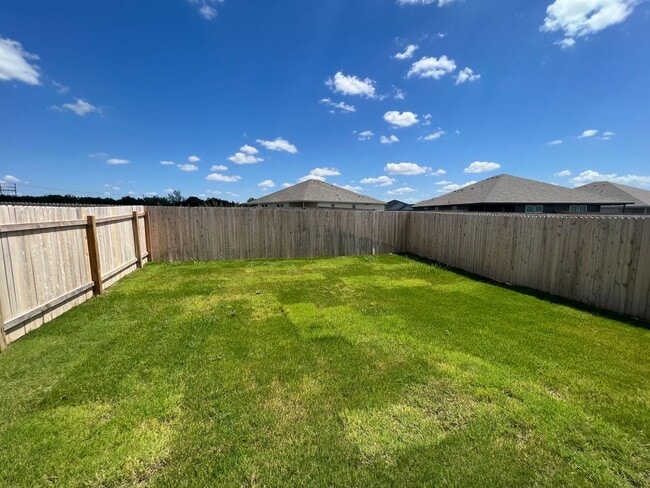Building Photo - NEW IN MANAGEMENT - AVAILABLE NOW! MOVE IN...
