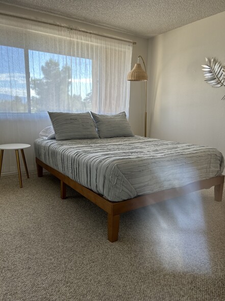 Middle Bedroom w/ Queen bed and large closet space - 440 N Dodge Blvd