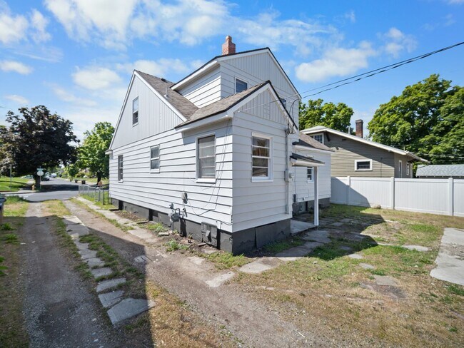Building Photo - Near Campus! Cozy & Convenient Living
