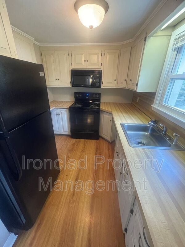 Building Photo - 5 Elizabeth Rd