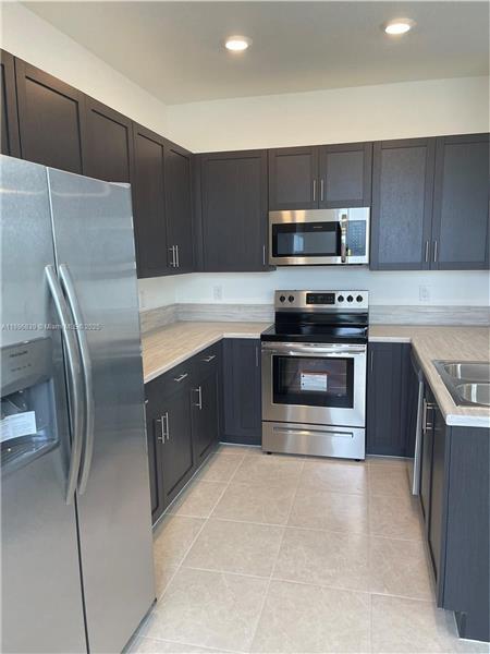 Building Photo - 20588 NE 5th Pl