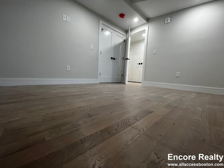 Building Photo - 13 Greylock Rd