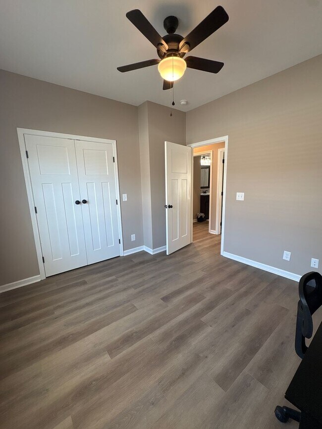 Building Photo - 404 Cedar Ln