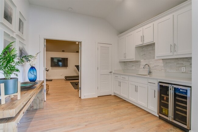 Building Photo - 7141 Northaven Rd