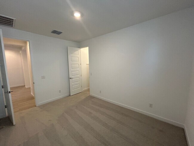 Building Photo - 5974 N 192nd Dr