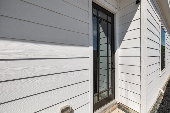 Building Photo - 817 W 19th St