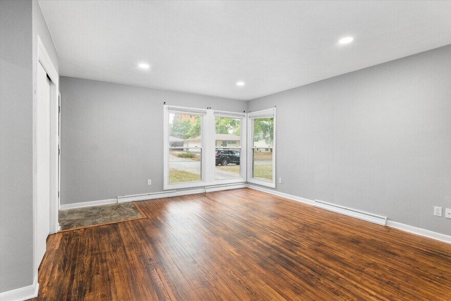 Building Photo - 1027 Curdes Ave