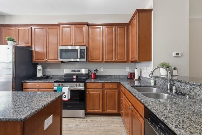 Building Photo - Stylish 3bd 3.5bath townhome for rent in the highly desirable Vermillion