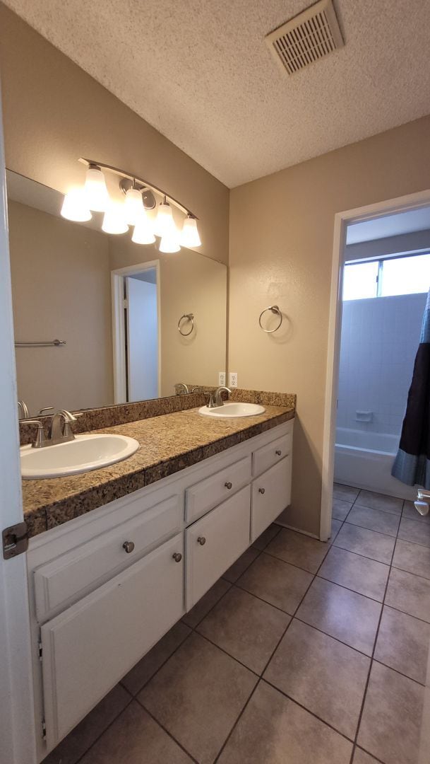 Building Photo - Spacious Home In A Great Location