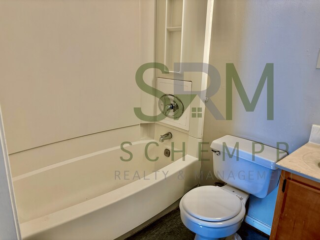 Building Photo - Updated Two Bedroom Apartment in Portland now available! *Section 8 accepted*