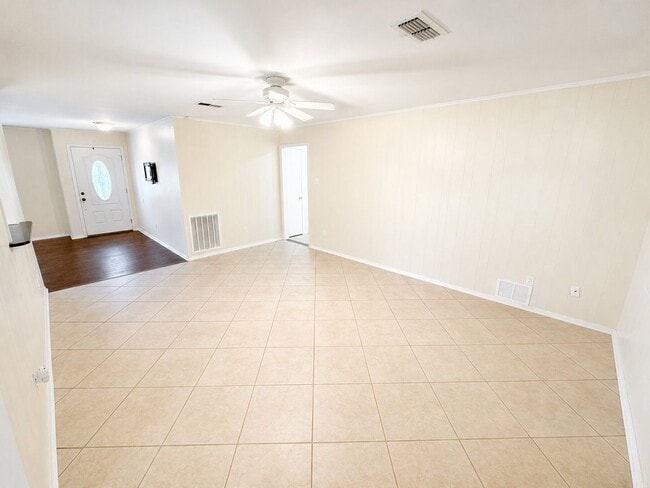 Building Photo - Bellaire Home!