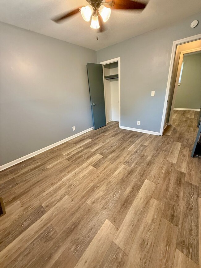 Building Photo - Cute Renovated Duplex in 37206 for $1500/Mo