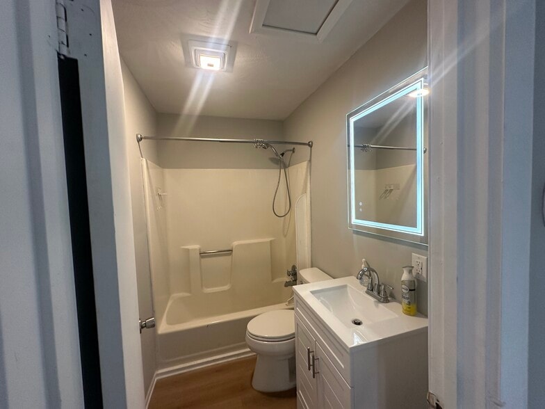 Bathroom - Extra modern items - 410 Abney St