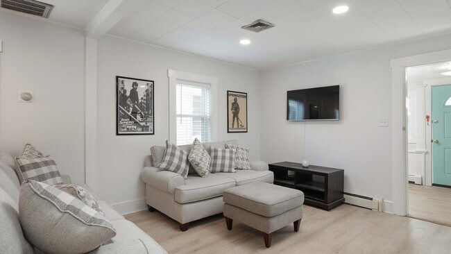 Building Photo - 1233 Oakwood Rd