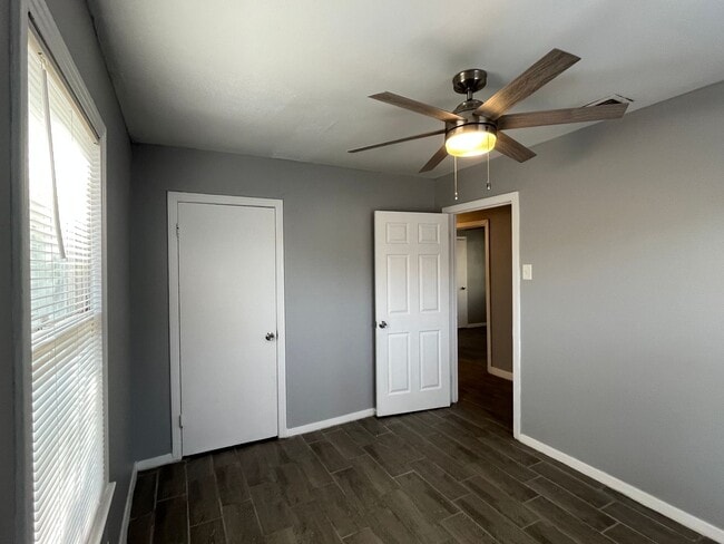 Building Photo - Four Bedroom Two Bath in Calallen School District!!